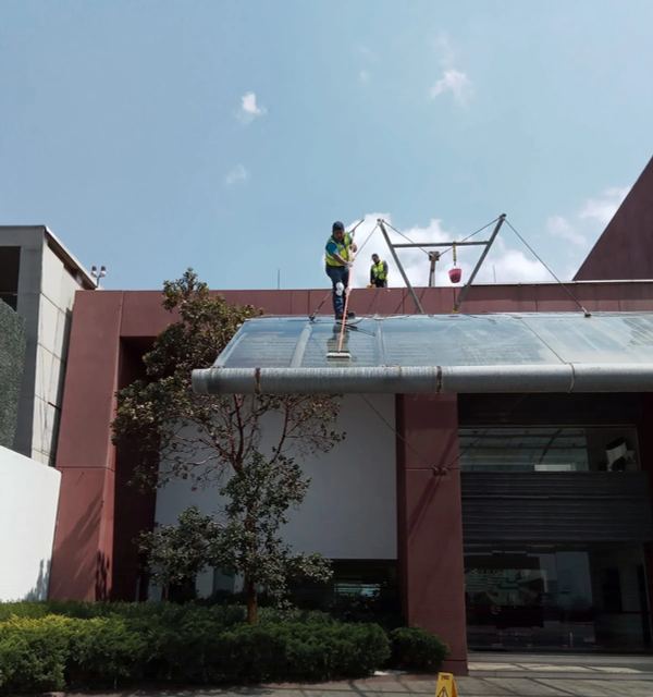 Cuadrilla de ANMIX trabajando sobre una cubierta